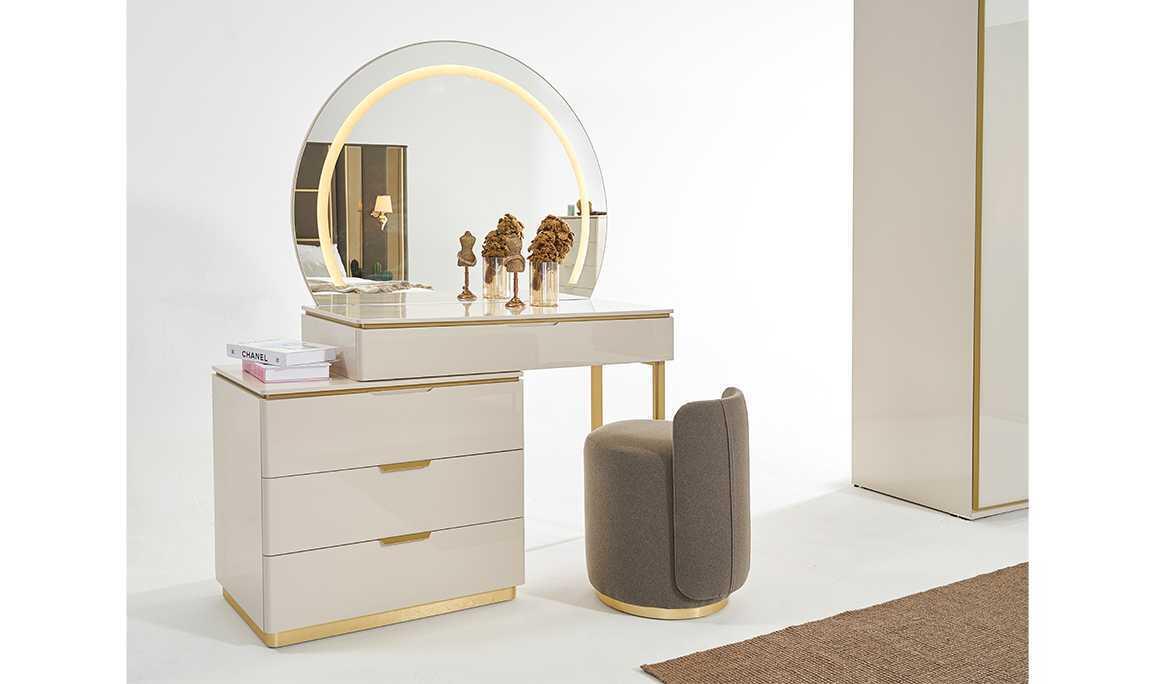 Işıklı mı Aynalı mı? En Kullanışlı Makyaj Masası Hangisi?